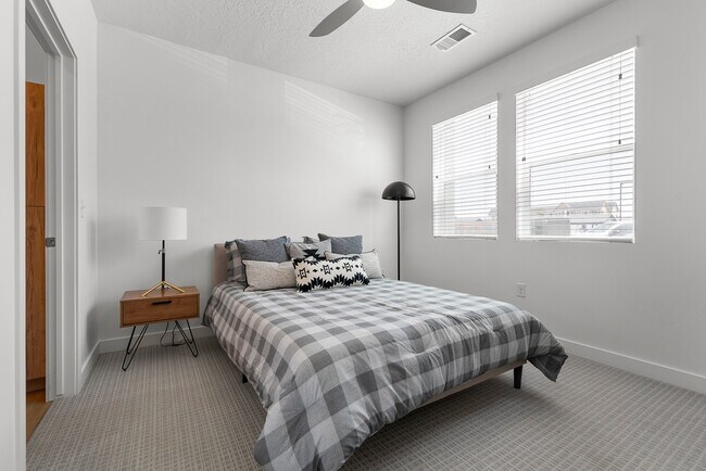 Foto del edificio - The Henley Apartments