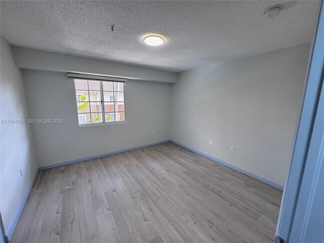 Foto del edificio - 2881 NE 185th St