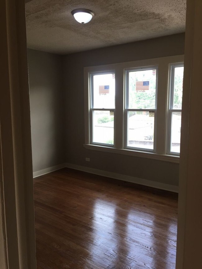 Building Photo - 1240 W 90th