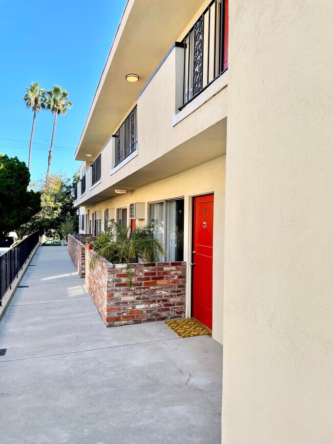 common area - 1337 N Gardner St