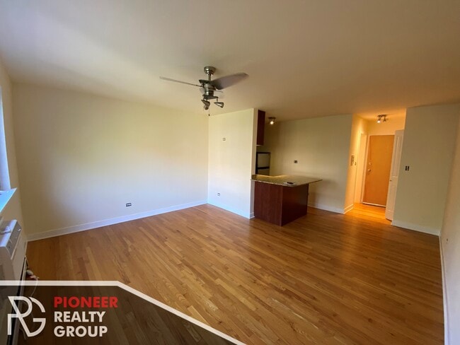 Building Photo - 643 W Wrightwood Ave