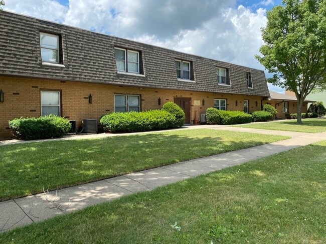 Building Photo - 805 Illini Ave