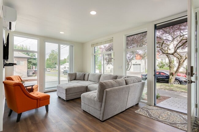 Building Photo - Newer Construction Student Housing Close t...