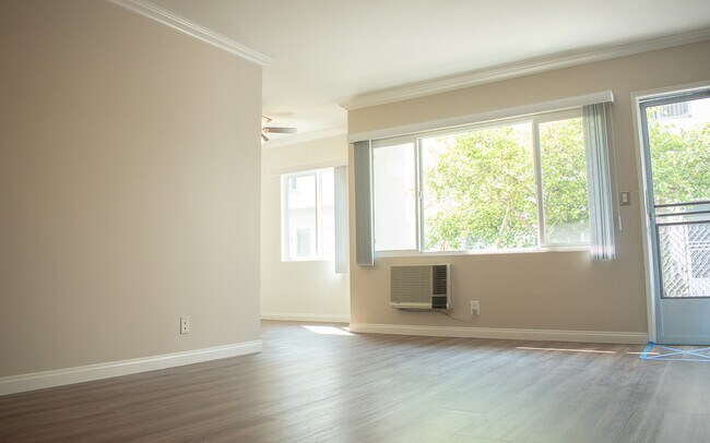 Living Room - 252 S Doheny Dr