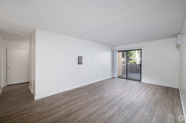 1 habitación, 1 baño - 716 pies cuadrados - Sala de estar - 55+ Senior Living at Quail Creek Apartments