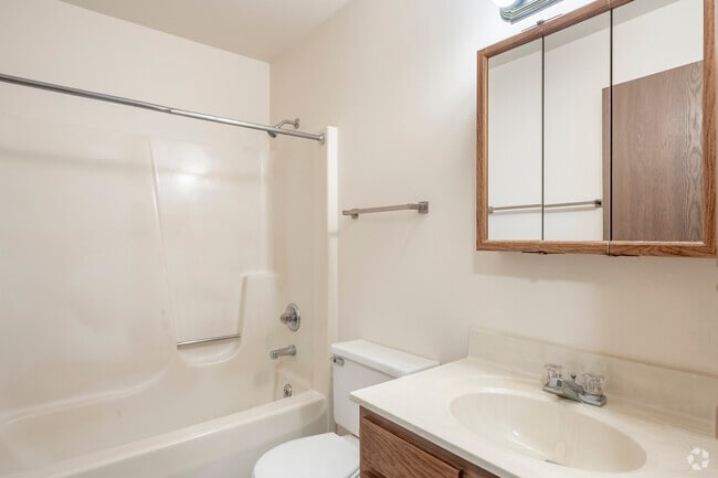 3BR, 1BA - 958SF - Bathroom - Oakridge Apartments