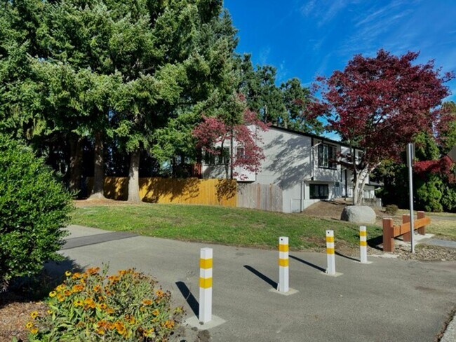 Foto del edificio - 4BR | 3BA Spacious House with Large Backyard