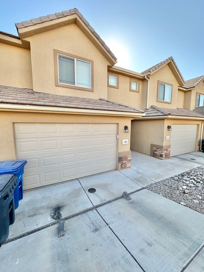 Building Photo - Beautiful Bluffview Townhome