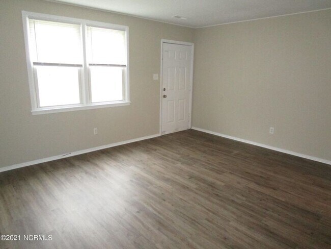 Building Photo - Nice 2 Bedroom 1 Bath Duplex, Centrally Lo...