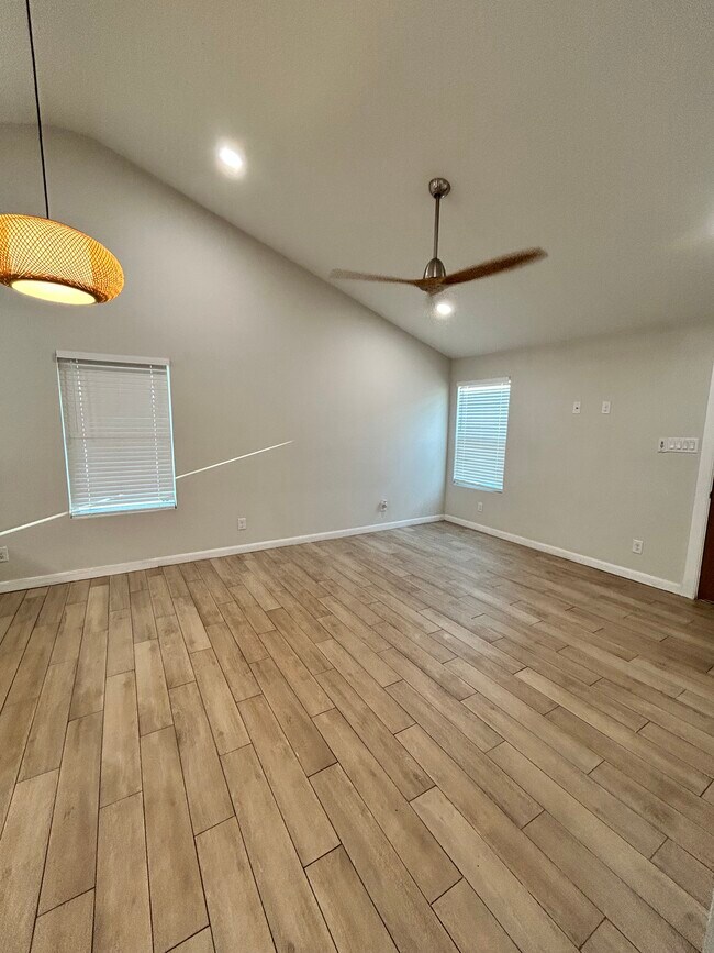 Foto del edificio - 1320 E Iris Ave