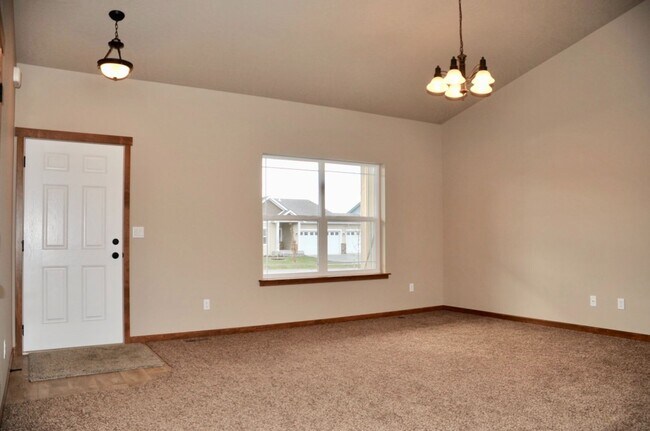 Building Photo - 4 bed 2 bath Northern Plains Community