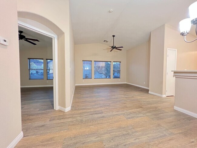 Foto del edificio - BEAUTIFUL 2BD/2BA SOUTHEAST