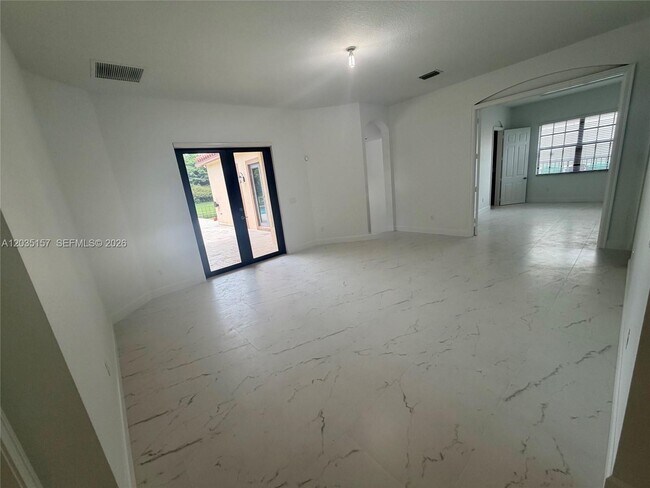 Foto del edificio - 8711 NW 41st St