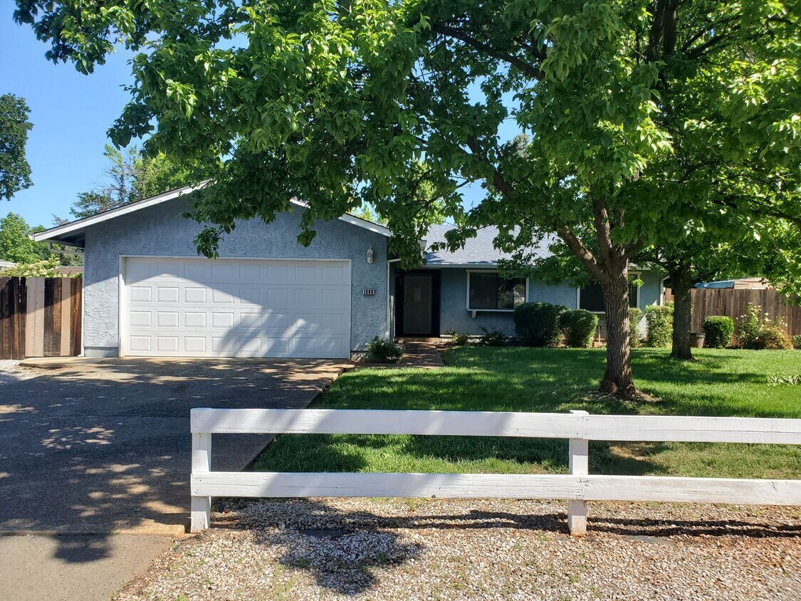 Foto principal - Available Soon, 3 Bedroom 2 Bath House wit...