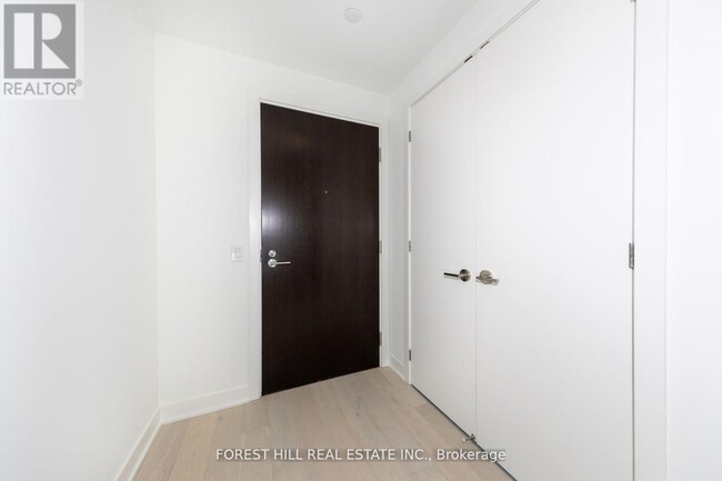 Building Photo - 11-3711 Yorkville Ave