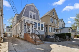 Building Photo - 90 W 43rd St