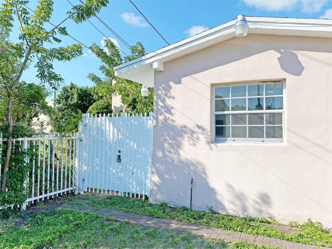 Primary Photo - 230 SW 16th Ave