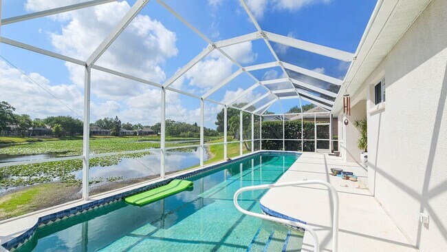 Foto del edificio - OUTSTANDING LOCATION! SPACIOUS 4 BEDROOM P...