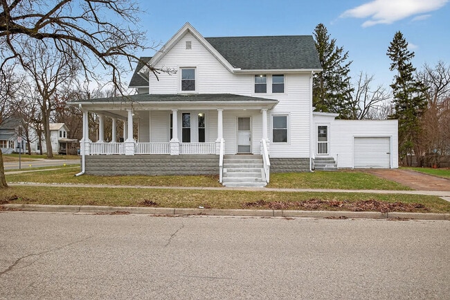 Building Photo - 200 S Elm Ave