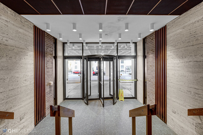 Building Photo - 6033 N Sheridan Rd