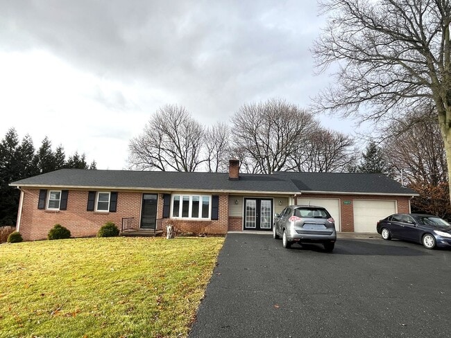 Foto del edificio - Beautifully Renovated Single-Family Ranch – 3 Beds, 2 Baths