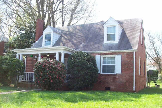 Building Photo - 4 bedroom home near parks with fenced in r...