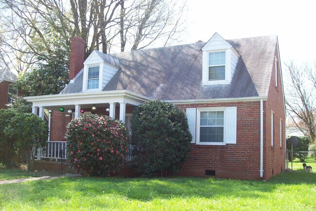 Foto del edificio - 4 bedroom home near parks with fenced in r...