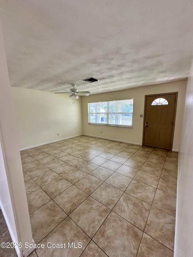 Building Photo - 680 Birchwood Ln