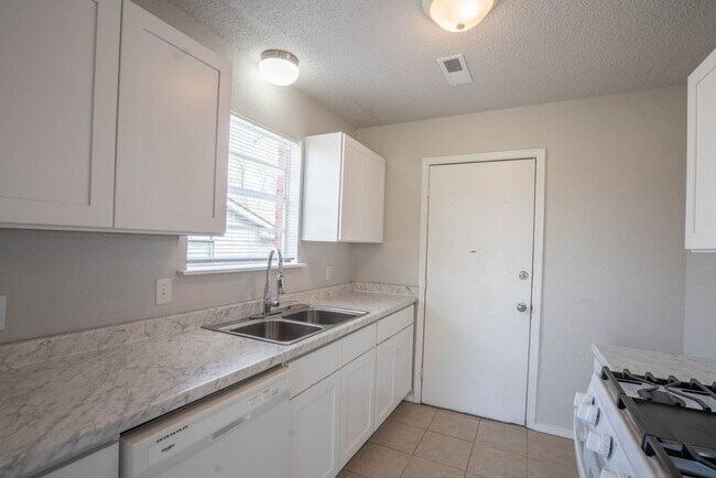 Foto del edificio - 3 Bed 1 Bath Sand Springs