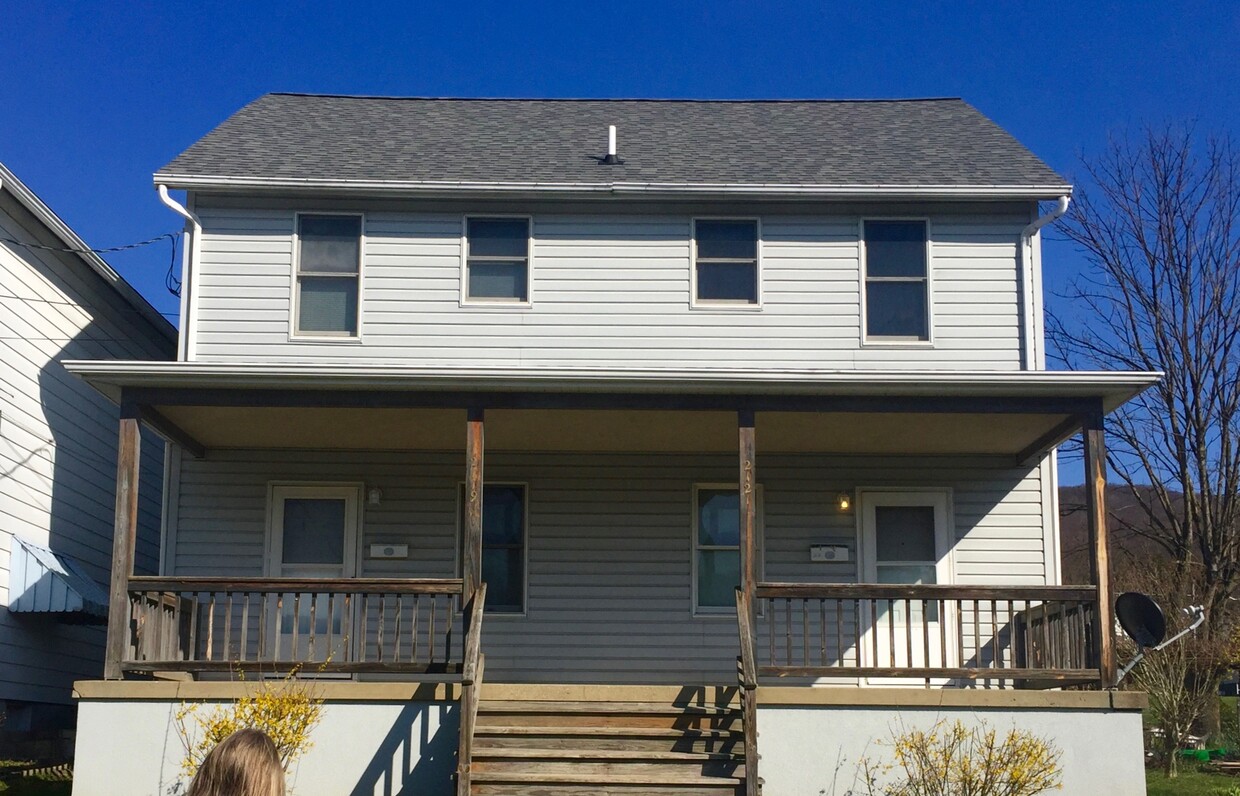 Primary Photo - 2121 1st Street