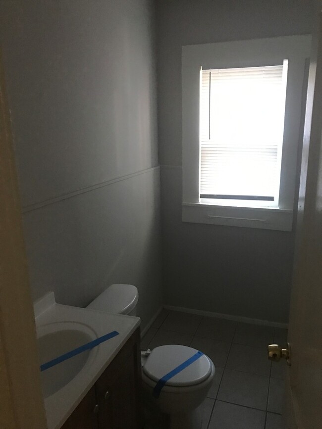 Building Photo - 1 bed, 1 bath with washer and dryer near U...