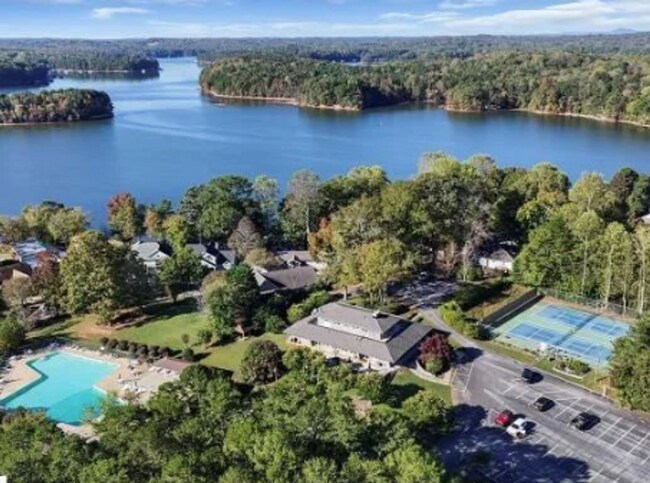 Foto del edificio - Beautiful and Spacious! Upgraded Multi-level Retreat with Lake Access, Golf, and Resort- Style Am...