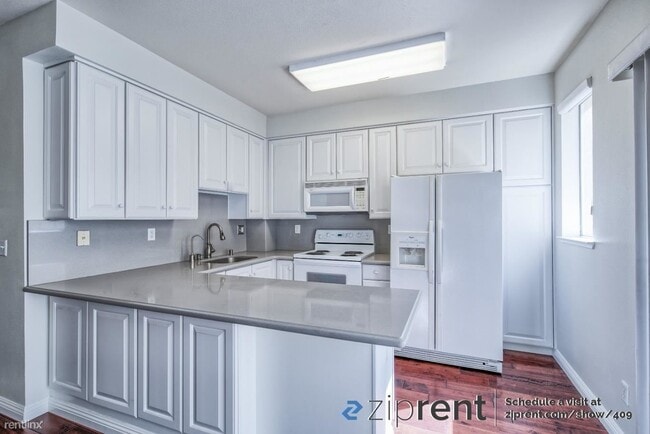Building Photo - 3 br, 2.5 bath Townhome - 128 Holly Court,...