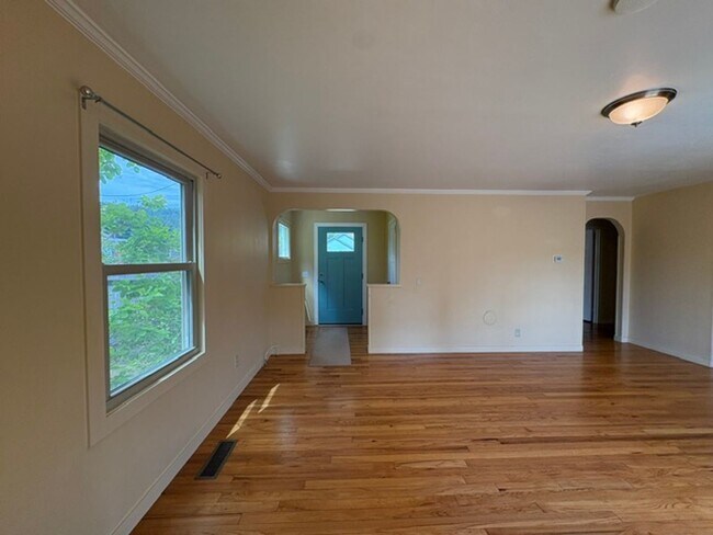Building Photo - 3+ Bedroom, 2 Bath Gardener's Dream Home in Sunny Blue Lake