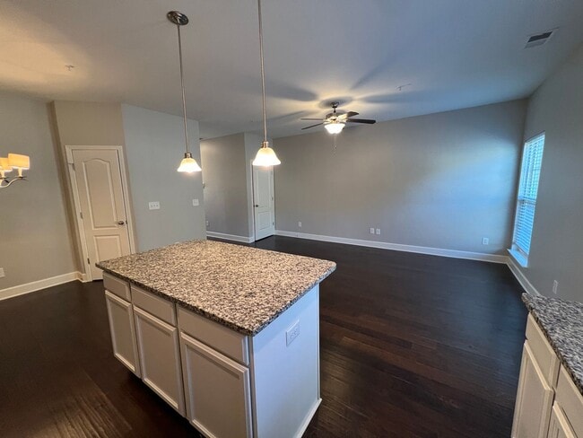 Building Photo - Beautiful Open Concept 2 BR 2.5 Townhome i...