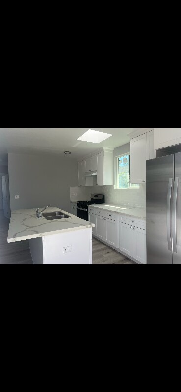 Building Photo - 6085 Lewis Ave