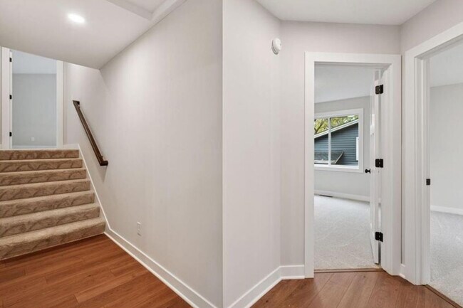 Foto del edificio - 826 104th Ave NW