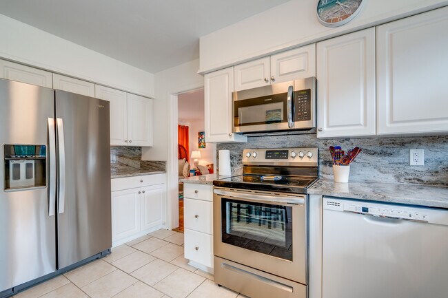 Building Photo - 3747 Spruce Dr
