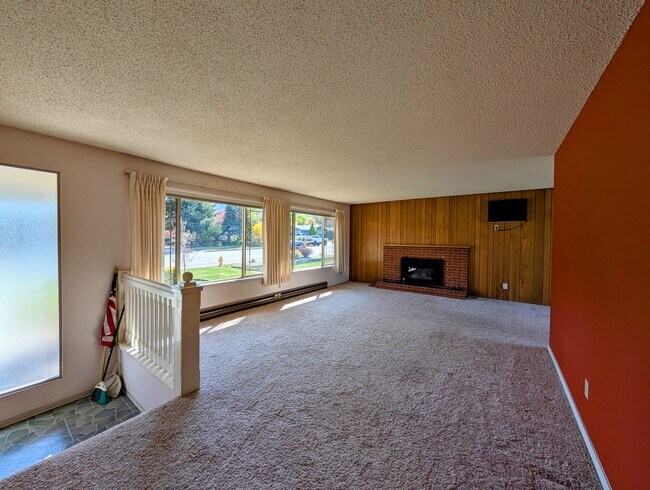 Foto del edificio - Over Sized 3-Bed, 2.5-Bath SFH w/ 2-Car Garage, & Fenced Backyard!