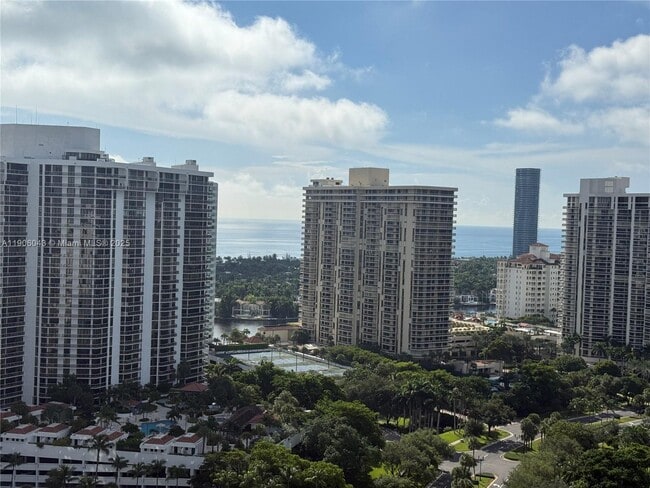 Foto del edificio - 3675 N Country Club Dr