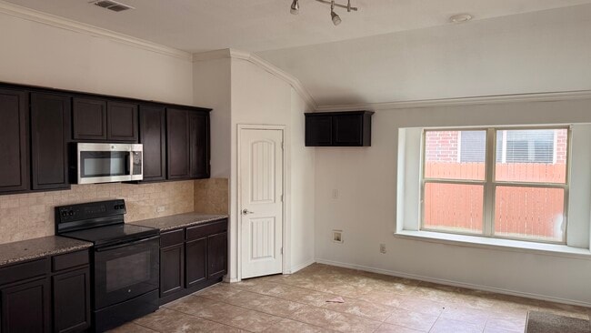 Foto del edificio - 2104 Long Forest Rd