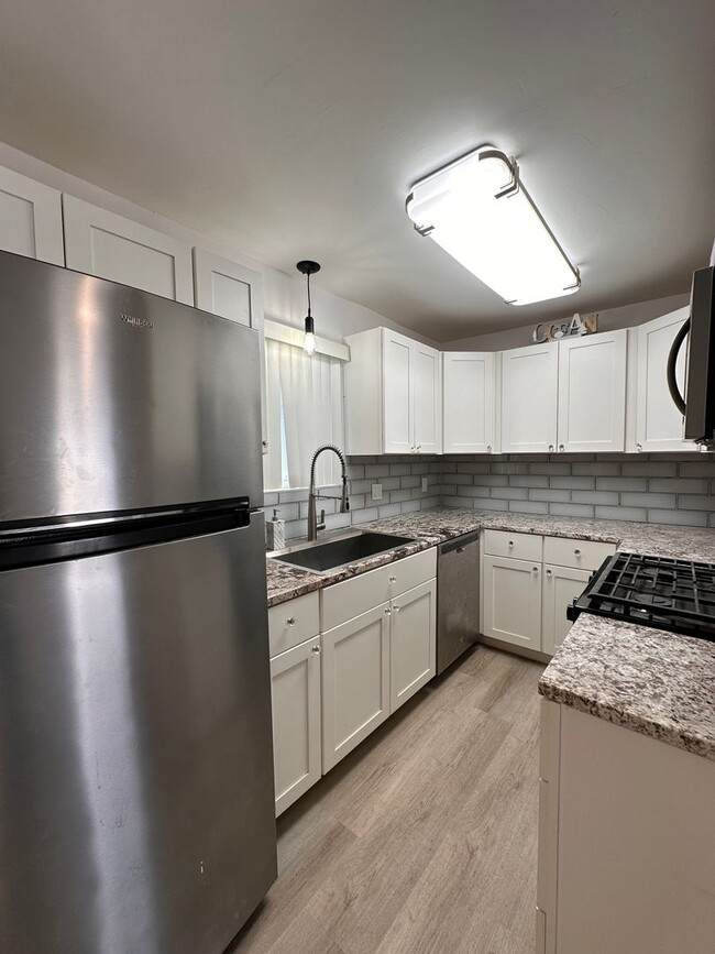 Foto del edificio - Fully Renovated 2 Bedroom Beach House! MUS...