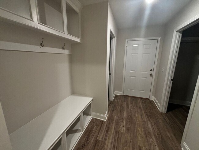 Foto del edificio - 716 Tower Rdg Cv