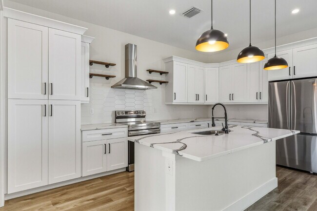 Foto del edificio - 3 Bedroom, 3.5 Bath Townhouse Minutes From Downtown!!!