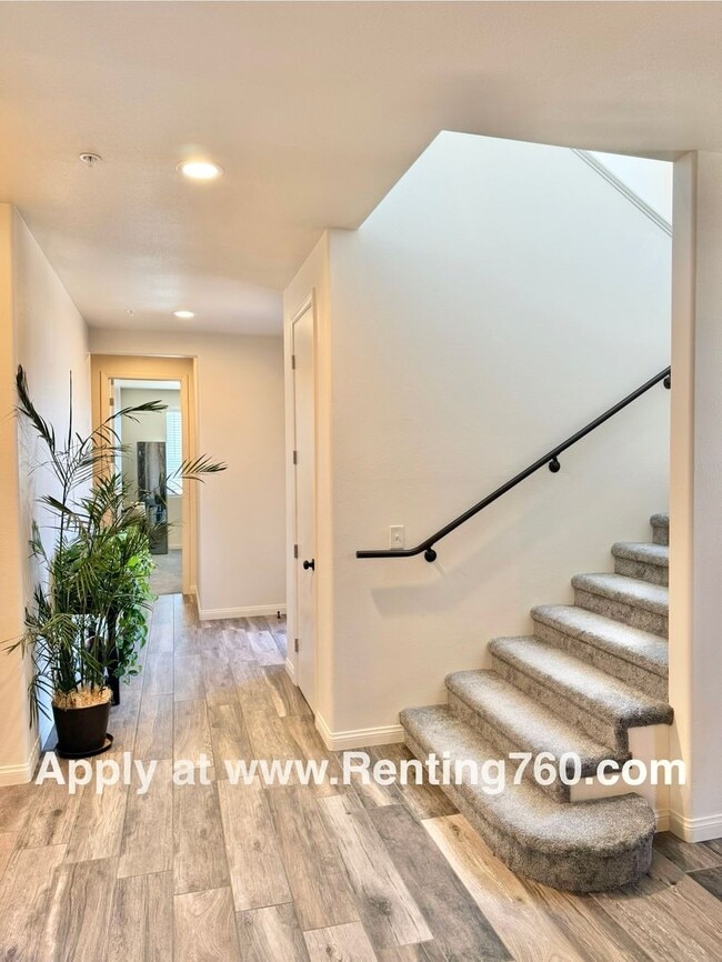 Foto del edificio - Newer 4 Bedroom 3 Bathroom Home With Solar...