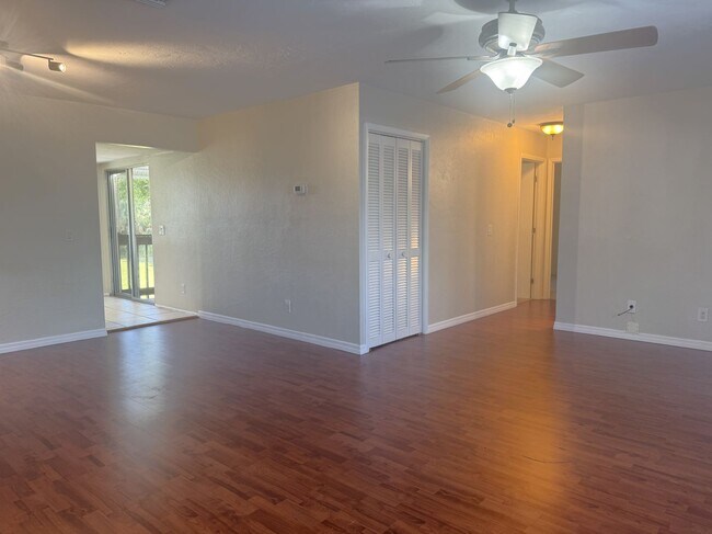 Foto del edificio - 2 Bedroom, 2 Bath Condo Available Soon!
