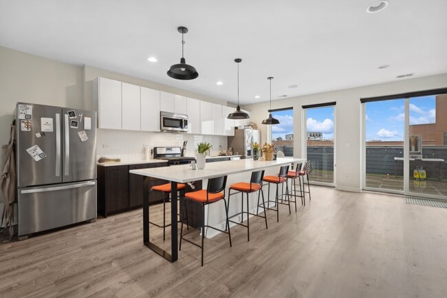 Building Photo - 3927 N Clarendon Ave