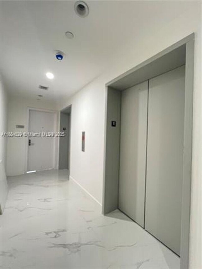 Foto del edificio - 700 NE 24th St