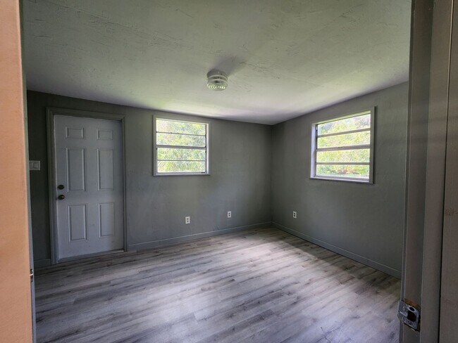 Foto del edificio - 2 Bedroom 1 Bath Single Family Home w/ Bonus Room