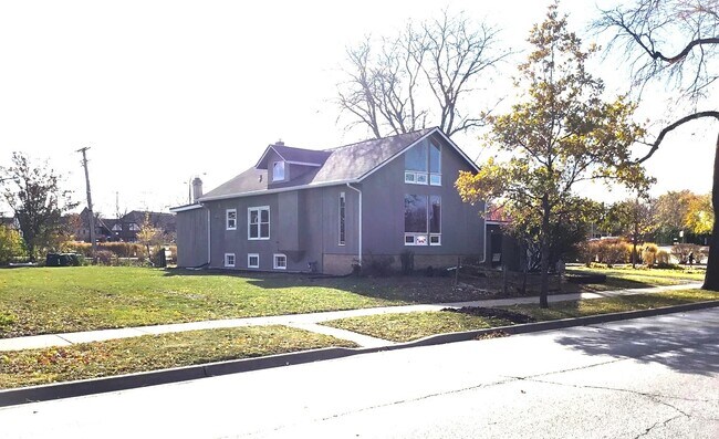 Building Photo - 1239 Lake Ave